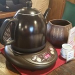 悟空茶荘 - 各テーブルにポットがあります