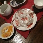 悟空茶荘 - お茶請けにはドライフルーツとナッツが出てきました