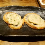 ワイン食堂ペコリーノ - 浅野屋のガーリックバターを塗って