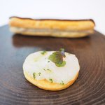 プレヴナンス - ランチコース 6500円 の鶏レバームースのエクレア ドライフルーツのコンフィチュール、チーズのサブレ ホタテのカルパッチョ 大葉のスプラット カボスの摺り下ろし