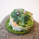 プレヴナンス - ランチコース 6500円 のハマグリ ハマグリのエキスと青さ海苔のゼリー 紫蘇の花