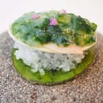 プレヴナンス - ランチコース 6500円 のハマグリ ハマグリのエキスと青さ海苔のゼリー 紫蘇の花