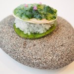 プレヴナンス - ランチコース 6500円 のハマグリ ハマグリのエキスと青さ海苔のゼリー 紫蘇の花