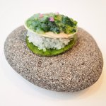 プレヴナンス - ランチコース 6500円 のハマグリ ハマグリのエキスと青さ海苔のゼリー 紫蘇の花