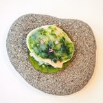 プレヴナンス - ランチコース 6500円 のハマグリ ハマグリのエキスと青さ海苔のゼリー 紫蘇の花