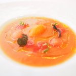 プレヴナンス - ランチコース 6500円 のトマトとスイカの冷たいガスパッチョ 赤パプリカのシャーベット オリーブオイル