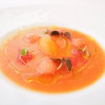 プレヴナンス - ランチコース 6500円 のトマトとスイカの冷たいガスパッチョ 赤パプリカのシャーベット オリーブオイル
