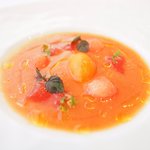 プレヴナンス - ランチコース 6500円 のトマトとスイカの冷たいガスパッチョ 赤パプリカのシャーベット オリーブオイル
