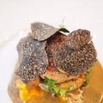 プレヴナンス - ランチコース 6500円 の鴨のフォアグラのポアレ 黒トリュフ入りお餅 オーストラリア産黒トリュフ 天然夏キノコ(ポルチーニ茸)