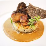 プレヴナンス - ランチコース 6500円 の鴨のフォアグラのポアレ 黒トリュフ入りお餅 オーストラリア産黒トリュフ 天然夏キノコ(ポルチーニ茸)