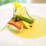 プレヴナンス - ランチコース 6500円 の長崎五島列島 天然のアオハタのポアレ 胡瓜のソース 胡瓜の花、オクラの花