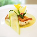 プレヴナンス - ランチコース 6500円 の長崎五島列島 天然のアオハタのポアレ 胡瓜のソース 胡瓜の花、オクラの花
