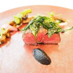 プレヴナンス - ランチコース 6500円 の群馬 上州和牛のヒレ肉の備長炭焼き 熟成黒大蒜のピューレ 天然ブラックベリーのピューレ 天然夏キノコ 獅子唐のフリット