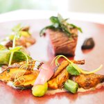 プレヴナンス - ランチコース 6500円 の群馬 上州和牛のヒレ肉の備長炭焼き 熟成黒大蒜のピューレ 天然ブラックベリーのピューレ 天然夏キノコ 獅子唐のフリット