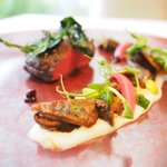 プレヴナンス - ランチコース 6500円 の群馬 上州和牛のヒレ肉の備長炭焼き 熟成黒大蒜のピューレ 天然ブラックベリーのピューレ 天然夏キノコ 獅子唐のフリット