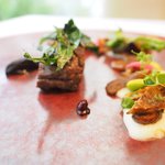 プレヴナンス - ランチコース 6500円 の群馬 上州和牛のヒレ肉の備長炭焼き 熟成黒大蒜のピューレ 天然ブラックベリーのピューレ 天然夏キノコ 獅子唐のフリット