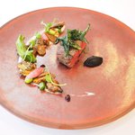 プレヴナンス - ランチコース 6500円 の群馬 上州和牛のヒレ肉の備長炭焼き 熟成黒大蒜のピューレ 天然ブラックベリーのピューレ 天然夏キノコ 獅子唐のフリット