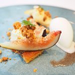 プレヴナンス - ランチコース 6500円 の無花果とゴルゴンゾーラチーズのタルト 牛乳のムース ヨーグルトのシャーベット メキシカンマリーゴールドの葉 ゴルゴンゾーラチーズのクランベ