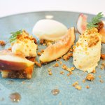 プレヴナンス - ランチコース 6500円 の無花果とゴルゴンゾーラチーズのタルト 牛乳のムース ヨーグルトのシャーベット メキシカンマリーゴールドの葉 ゴルゴンゾーラチーズのクランベ