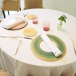 プレヴナンス - 店内のテーブル席の風景です