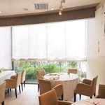 プレヴナンス - 店内のテーブル席の風景です