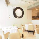 プレヴナンス - 店内のテーブル席の風景です