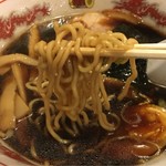 Ryuuhou - 麺は加水少なめの美味い麺。新村？？？
                      
                      が、スープがダメだ。
                      魚介の黒スープだが、旨味、甘みがほぼゼロ。
                      塩っ辛くも無い。
                      要は黒い味無しスープ。
                      
                      何か肝心なモノを忘れた感じ。
                      
                      
                      