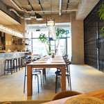 ワンズ バイ ソスウ - 店内のテーブル席の風景です