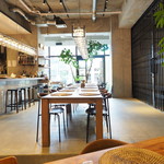 ワンズ バイ ソスウ - 店内のテーブル席の風景です