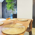 ワンズ バイ ソスウ - 店内のテーブル席の風景です