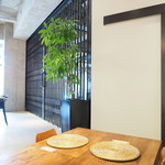 ワンズ バイ ソスウ - 店内のテーブル席の風景です