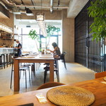 ワンズ バイ ソスウ - 店内のテーブル席の風景です