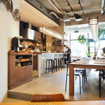 ワンズ バイ ソスウ - 店内のテーブル席の風景です