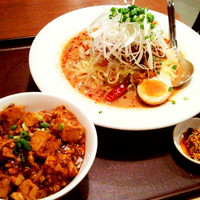 過門香歩高里 六本木店 - 「四川冷やし担々麺（1,000円）」に、「ミニ麻婆丼（200円）」を付けました。