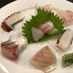 一品料理 六一 - ボリュームたっぷりのお造り。シマアジ、タコ、スズキ、鯛。