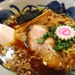 琳久 - 醤油ラーメン 750円。スープ濃い目…三つ葉を多めにしていただきました。