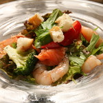 海鲜沙拉配彩色蔬菜