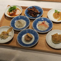 CINA New Modern Chinese - 前菜8種盛合せ：フォアグラの紹興酒漬け 山椒風味のマカロン添え、トリュフ＆ビーフン、精進唐揚げ、和牛と空豆のチャイニーズ・コロッケ、細切りクラゲとパクチーの和え物、鉢鉢鶏(四川よだれ鶏) 、ポテトサラダ、白きくらげと紅芯大根のサラダ