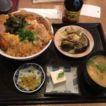 普通の食堂いわま - かつ丼と水なすの浅漬けとエノキとうすあげのみそ汁定食