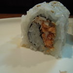 ｓｕｓｈｉ ｄｉｎｉｎｇ 鸞 - 特製ロール（サーモンの皮の揚げ物）