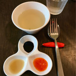 松記鶏飯 - 鶏スープと3種のタレ