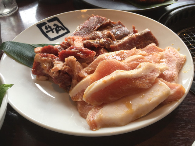 牛角- 肉300gセット,厚切りカルビとハラミとピートロ