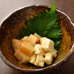 Sakazuki Yakaduchi - チーズの味噌漬といぶりがっこ