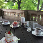 LOUNGE Marron - 丸ごと一個白桃ケーキ、ショートケーキとコーヒー