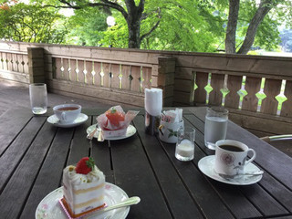 LOUNGE Marron - 丸ごと一個白桃ケーキ、ショートケーキとコーヒー