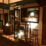 ワインと日本酒とチーズのお店 LaviLavi - 入口。良い雰囲気なのですが果たしてこの写真で伝わるのか？！