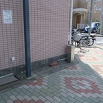 ラーメン二郎 - 店外の喫煙スペース