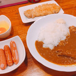 しまや - ロースかつと豚バラ煮込みカレー、トッピングの生卵とソーセージ