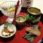 Temboshi - 前菜、ウニ、タコ、貝柱、トウモロコシの茶碗むし、鯖寿司など