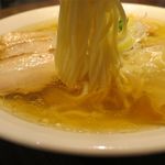 中華そば カリフォルニア - チャーシュウ肉わんたんそば白の麺